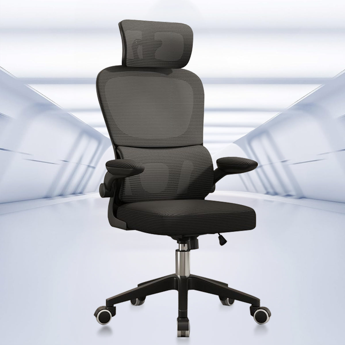 Cadeira de escritório preta com projeto múltiplo ajustável - Vista frontal enquanto o ajuste pneumático de altura está sendo feito, na faixa de 38 - 48 cm