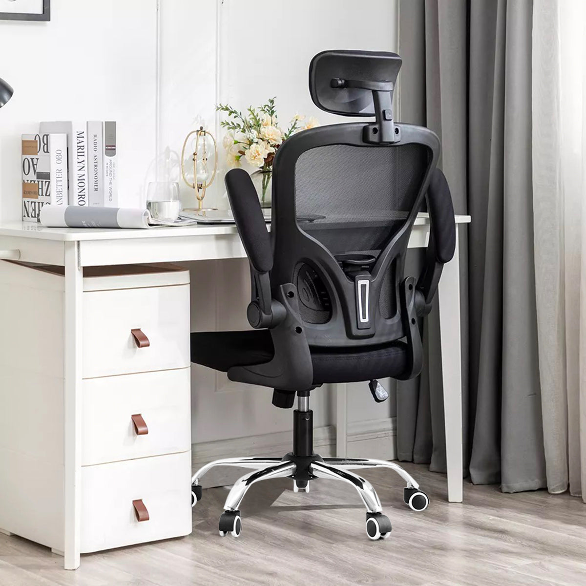 Cadeira de escritório confortável para pernas longas - Vista lateral mostrando o ajuste da altura do assento, permitindo que os pés toquem o chão de forma confortável