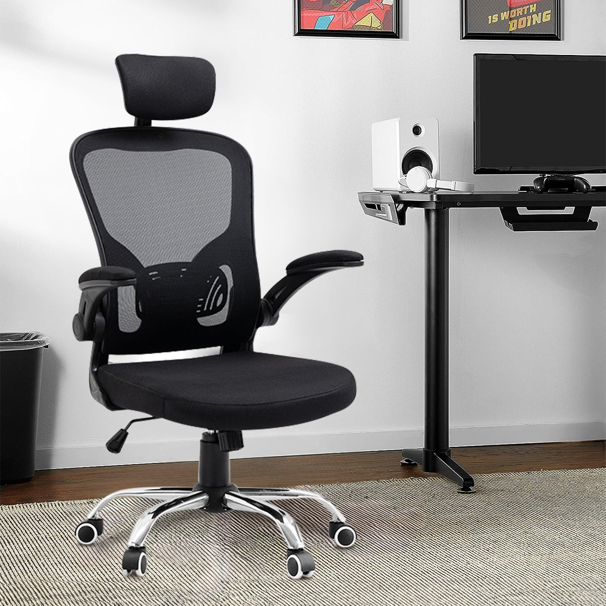 Cadeira de escritório com ajuste de apoios de braços - Encontro mostrando como ajustar os apoios de braços para alinhar os ombros e os braços, proporcionando conforto