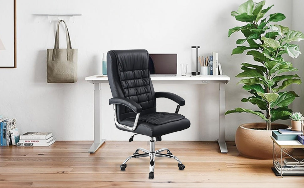 Cadeira de escritório preta em home office minimalista com planta e mesa branca