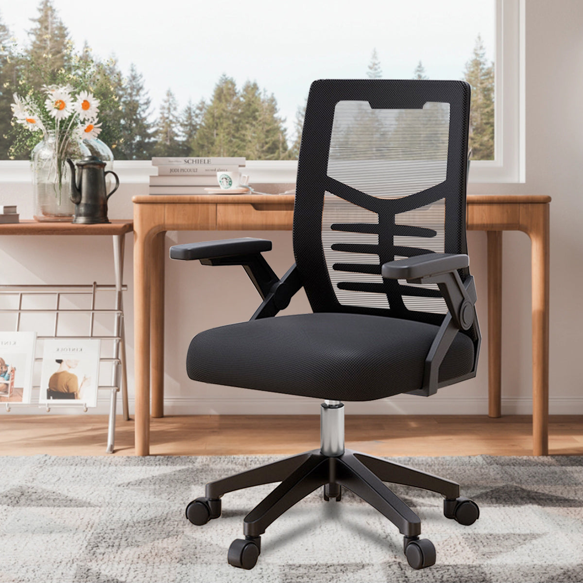 Cadeira de escritório Python Fly em ambiente home office com vista natural