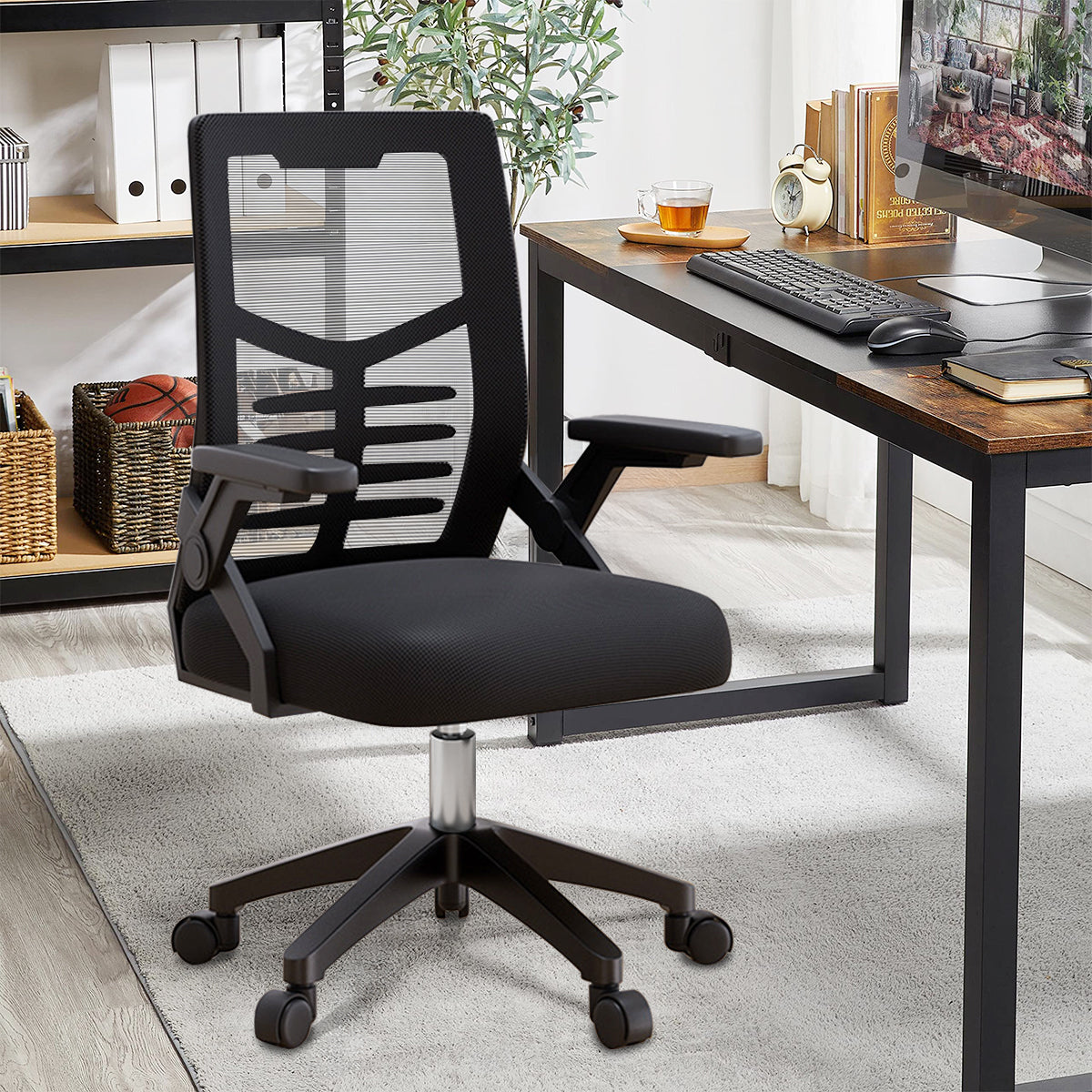 Cadeira de escritório Python Fly em ambiente home office com mesa de trabalho