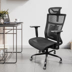 Cadeira de escritório ergonômica em uso - Homem trabalhando confortavelmente, aproveitando o suporte da cadeira para longas horas de trabalho 
