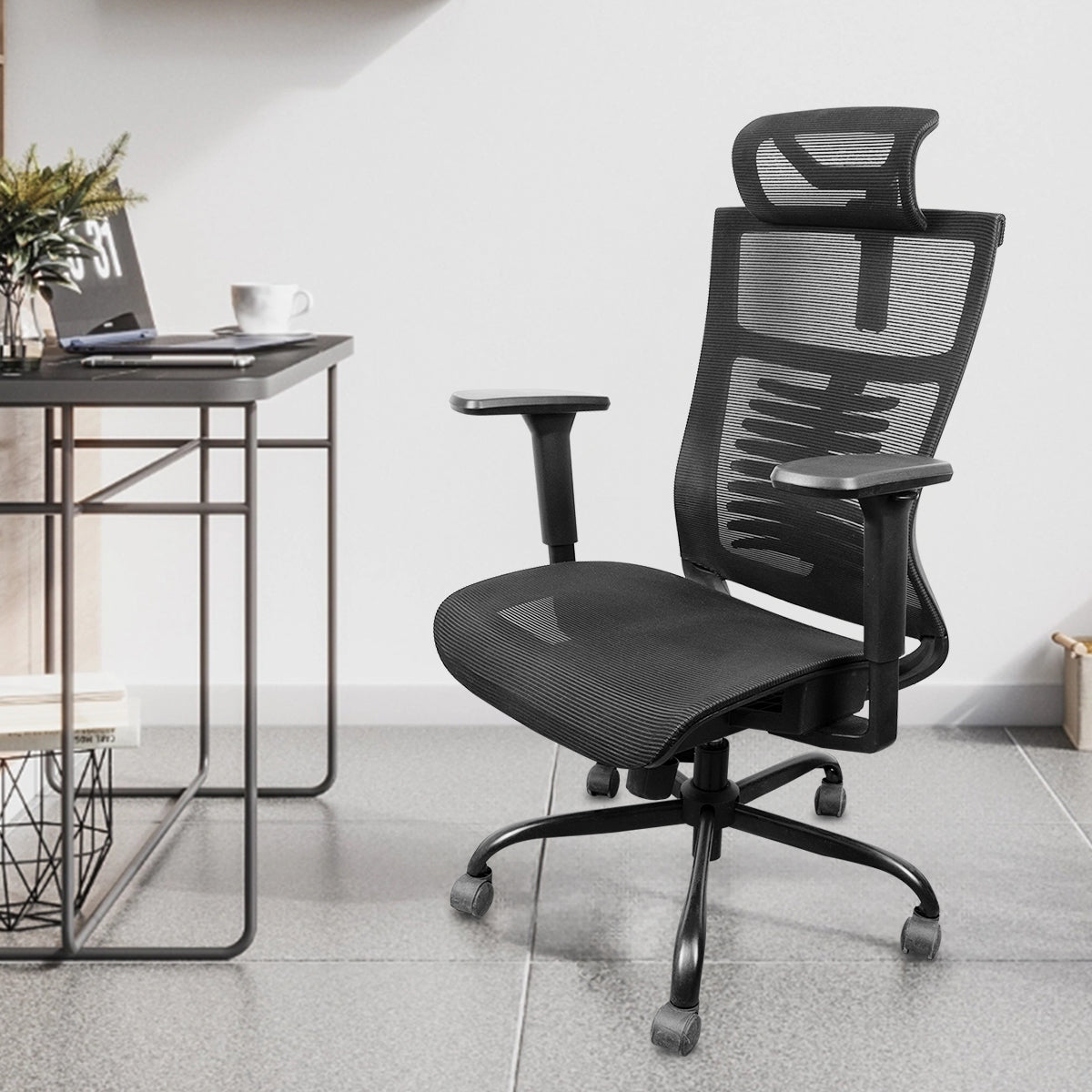 Cadeira de escritório ergonômica em uso - Homem trabalhando confortavelmente, aproveitando o suporte da cadeira para longas horas de trabalho 