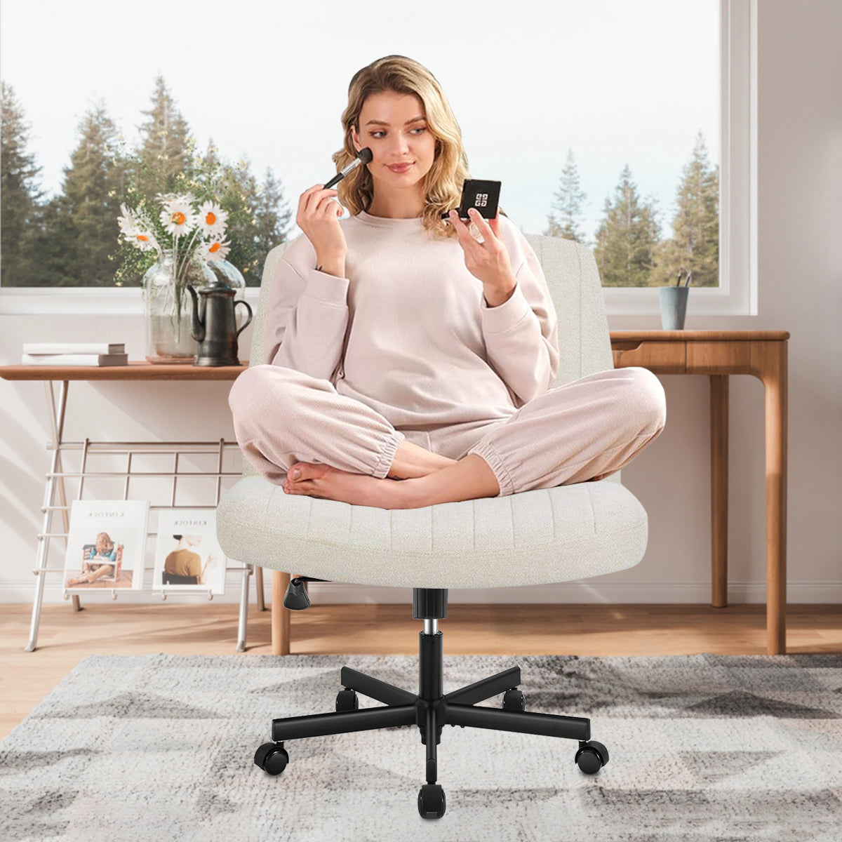 Cadeira ergonômica de escritório preta com apoio de cabeça e braços ajustáveis, ideal para home office e uso prolongado no escritório residencial