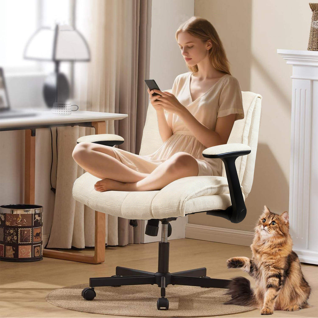 Cadeira bege integrada a um ambiente de home office, combinando estilo e conforto