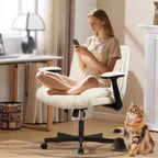 Cadeira bege integrada a um ambiente de home office, combinando estilo e conforto