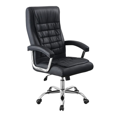 Cadeira executiva de couro preto, com encosto alto e confortável, braços ergonômicos e base giratória com rodízios para mobilidade.