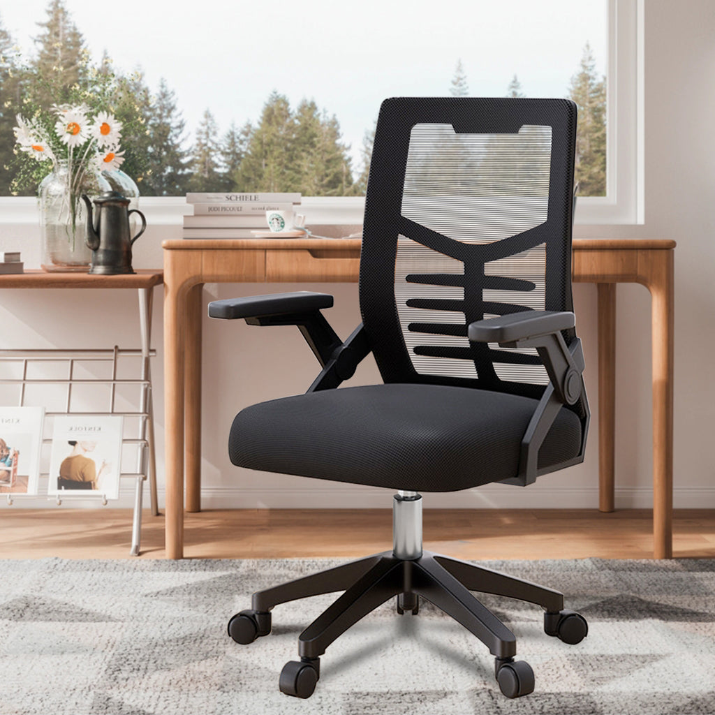 Cadeira de escritório Python Fly em ambiente home office com vista natural